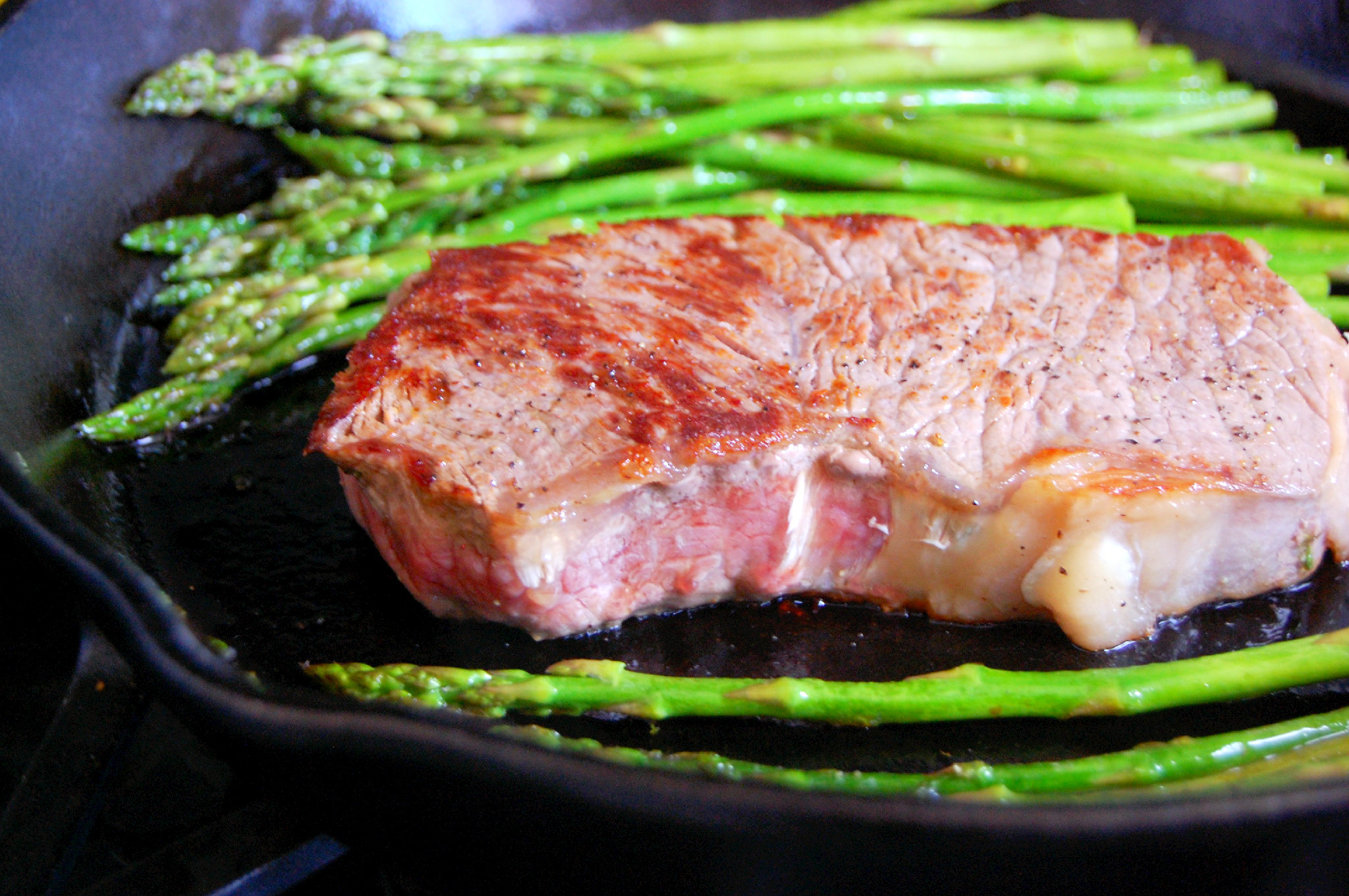 Steak and Asparagus in One Pan | uprootkitchen.com
