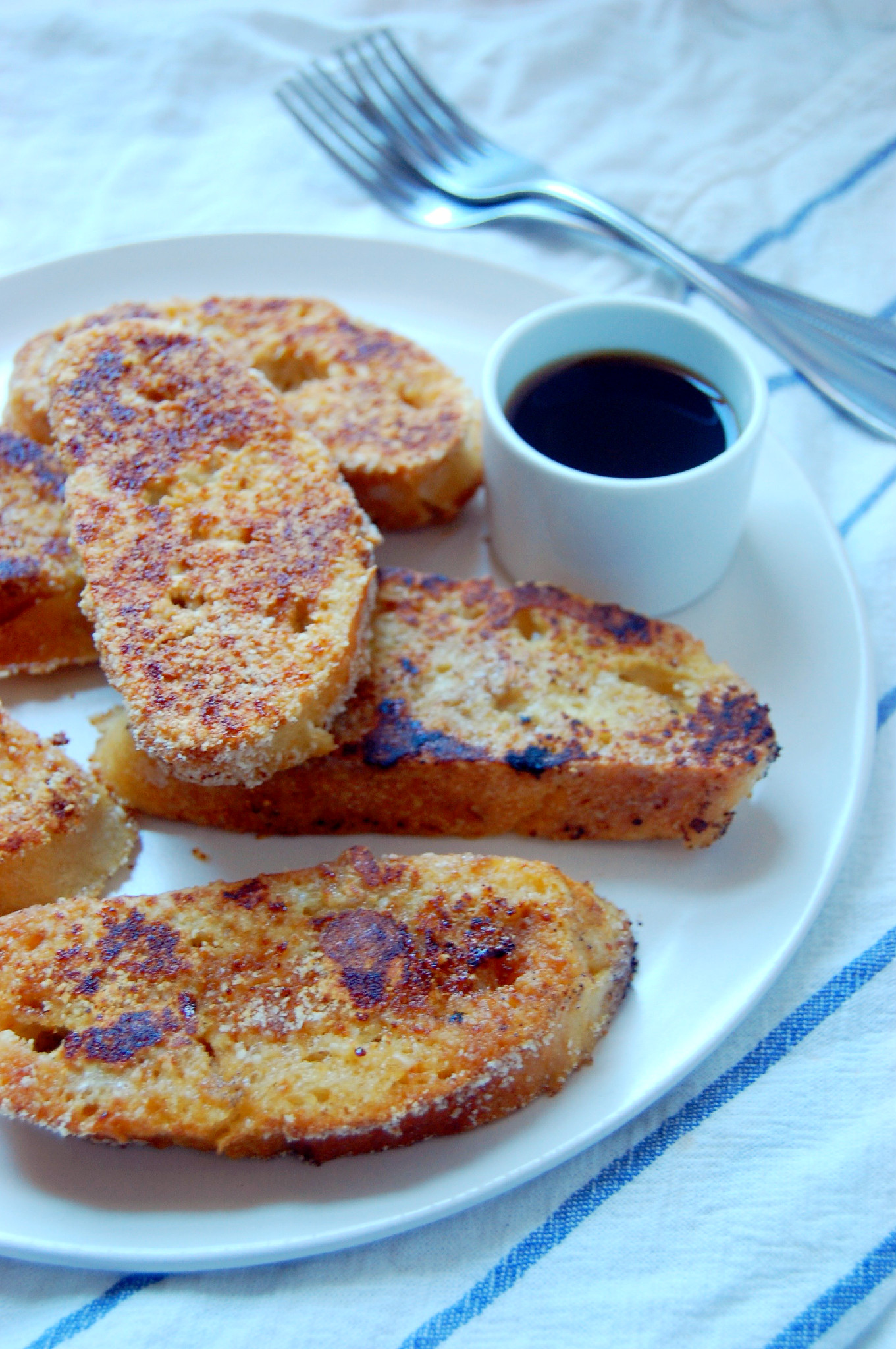 this-almond-crunch-french-toast-recipe-uses-coconut-sugar-and-almond