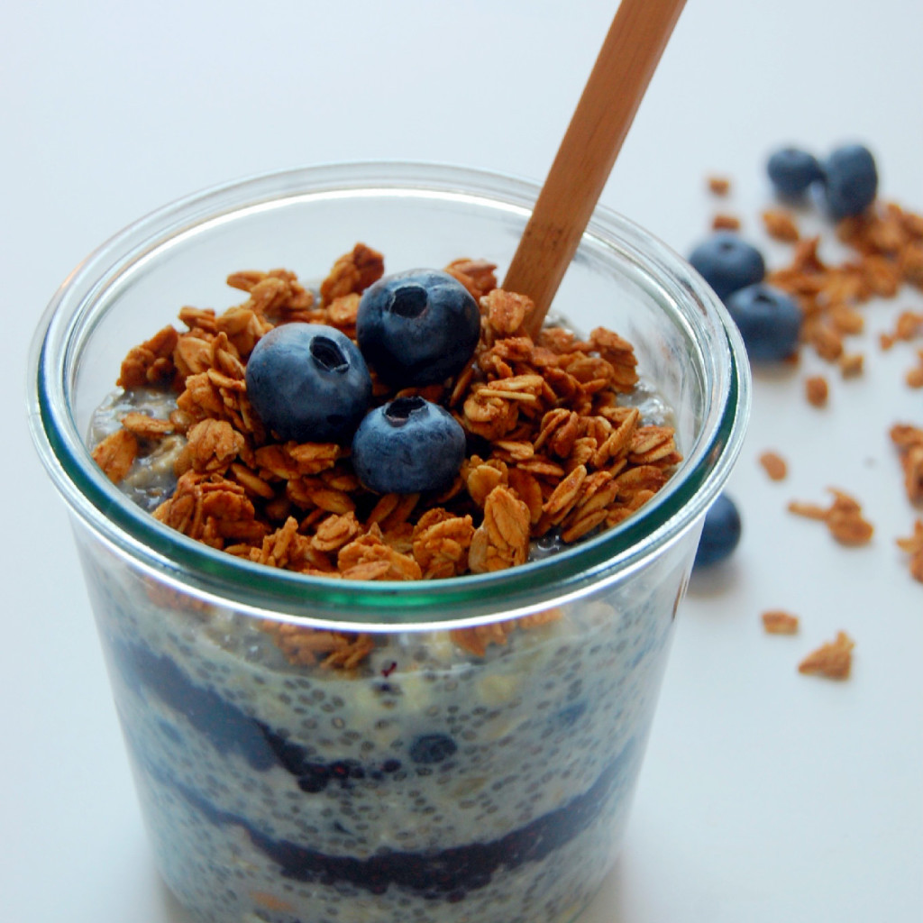 BLUEBERRY PIE OVERNIGHT OATS - a vegan and gluten free breakfast or snack option, packed with protein, blueberry flavor, and crunch! | uprootkitchen.com