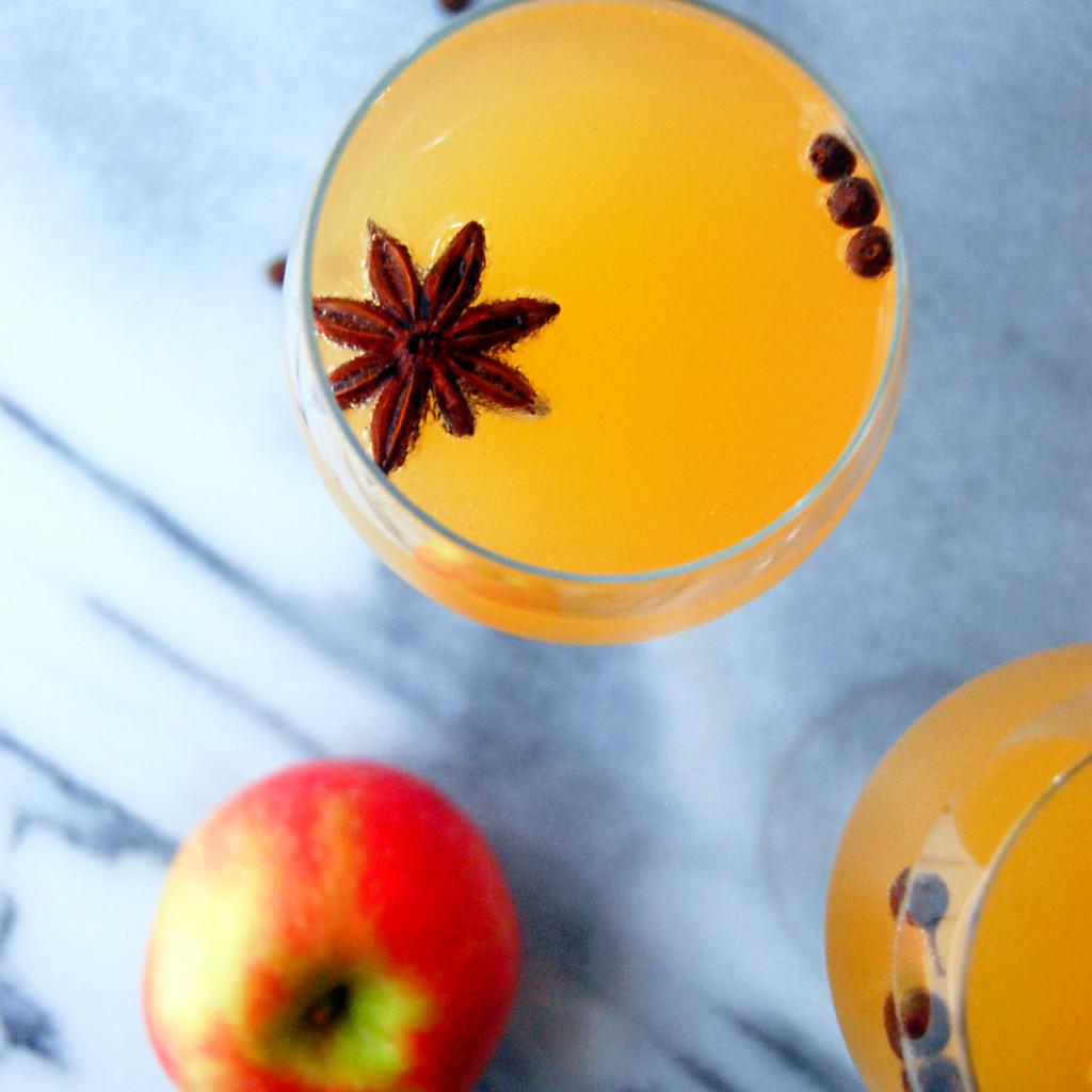 Spiced Apple Cider Mimosas, the perfect fall spiced champagne cocktail to share with friends | uprootfromoregon.com
