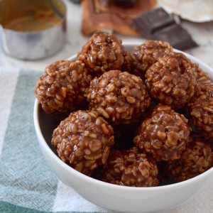 Crispy Chocolate Peanut Butter Balls - a 6 ingredient snack bite | uprootkitchen.com