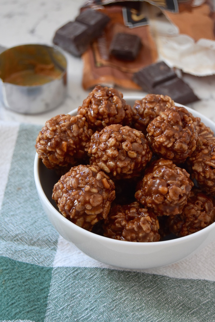 Crispy Chocolate Peanut Butter Balls - a 6 ingredient snack bite | uprootkitchen.com