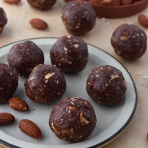 Almond Fudge Brownie Energy Bites combine chocolate and almond flavors in a nutrient-dense, sweet bite. Stash them in your bag for travel this summer or everyday treats. | uprootkitchen.com